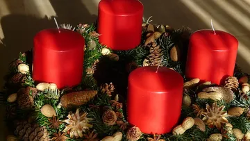 Red candles on decorative Advent wreath.