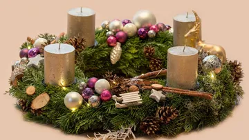 Weihnachtskranz mit Kerzen und Dekorationen.