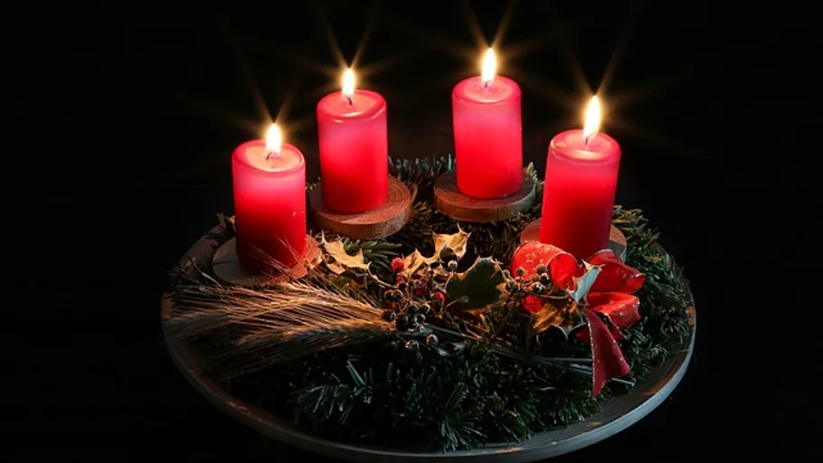 Vier rote Kerzen im Adventskranz.