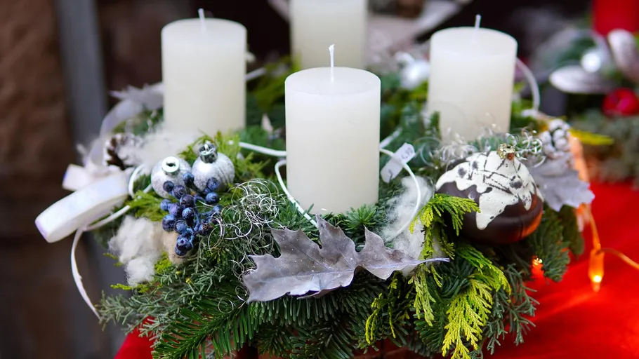 Advent wreath with four white candles.