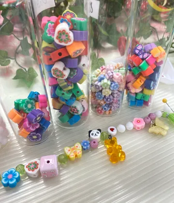 Bunte Perlen in Röhren auf einem Tisch.