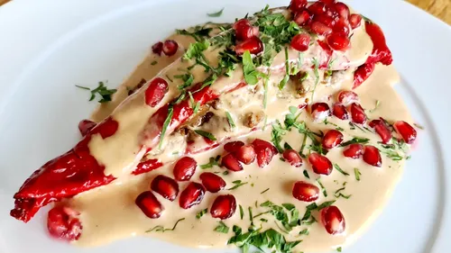 Gefüllter Pfeffer mit Sahnesoße auf Teller.