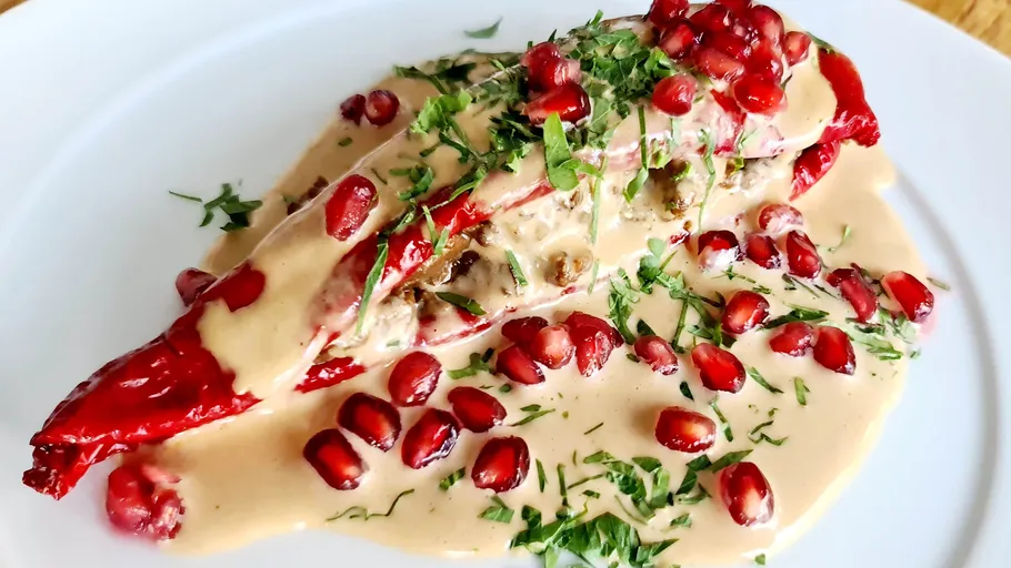 Gefüllter Pfeffer mit Sahnesoße auf Teller.