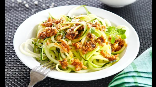 Zucchini-Nudeln mit Sauce in einer Schüssel.