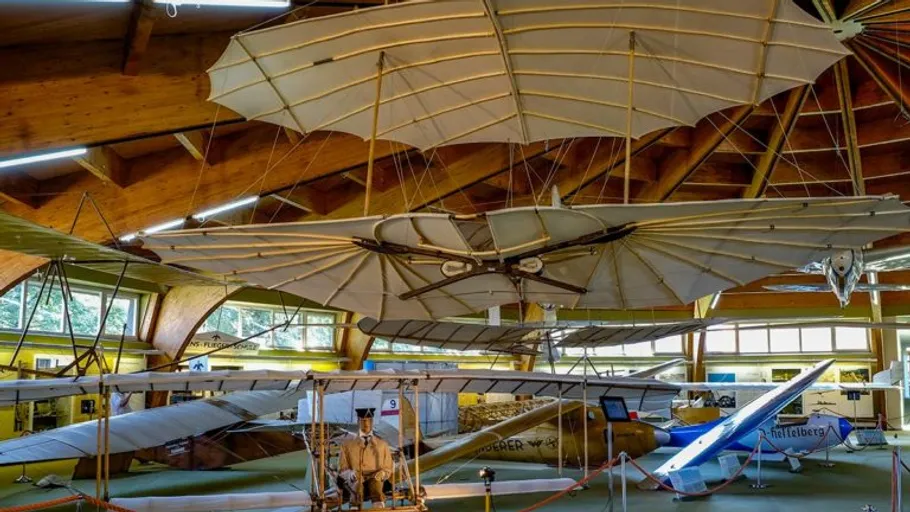 Historische Gleitflugzeuge in einem Holzmuseum.