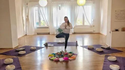 Person macht Yoga-Pose im Studio.