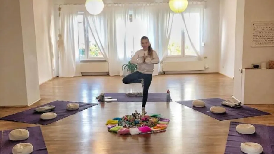 Person macht Yoga-Pose im Studio.