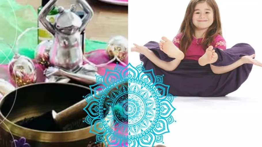 Meditationsstatue und Mädchen macht drinnen Yoga.