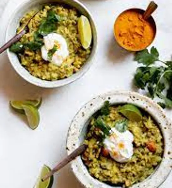Schalen mit herzhaftem Haferbrei und Limetten.