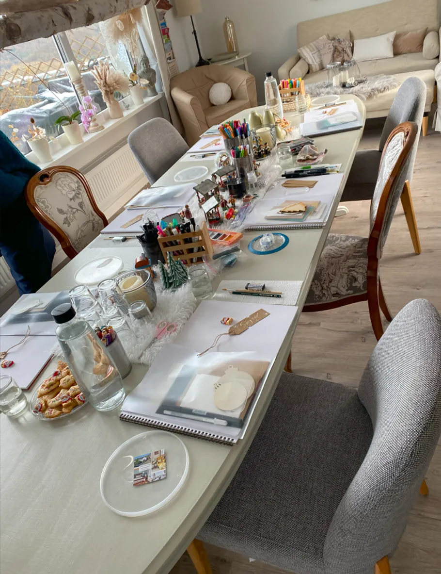 Tisch für Kunst- und Bastelaktivität vorbereitet.