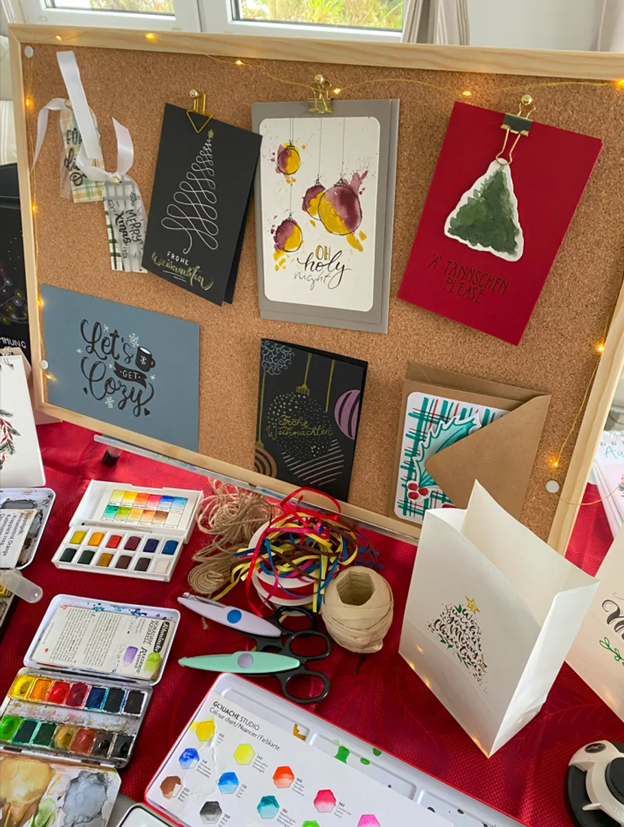 Basteltisch mit bunten Karten und Materialien.