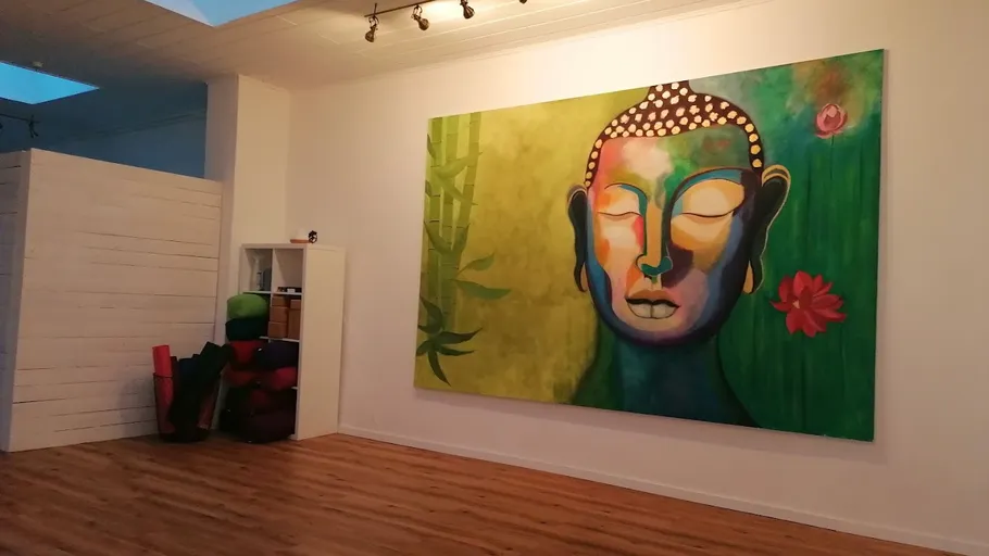 Buntes Buddha-Gemälde an Yoga-Studio-Wand.
