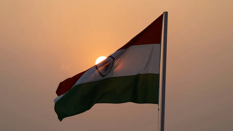 Indische Flagge weht bei Sonnenuntergang.