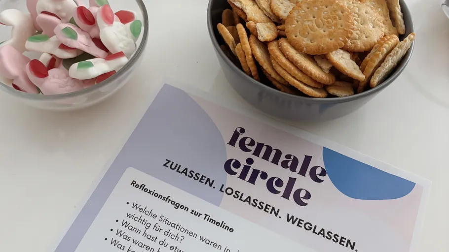 Snacks und Papier mit Text auf Tisch.