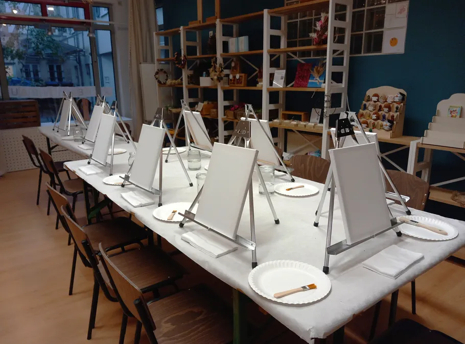 Staffeleien mit Leinwänden im Kunststudio.
