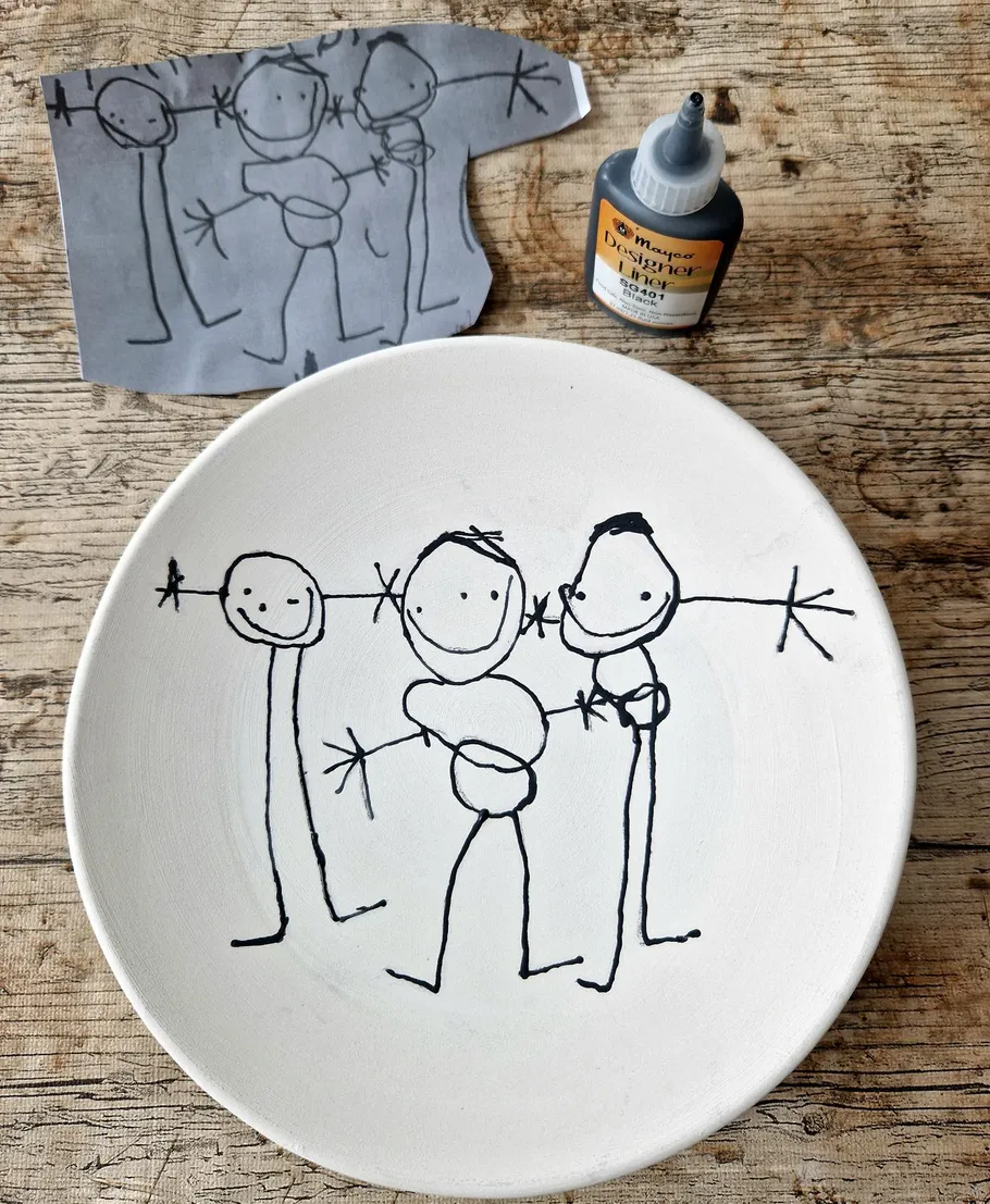 Kinderzeichnung auf Papier und Teller.