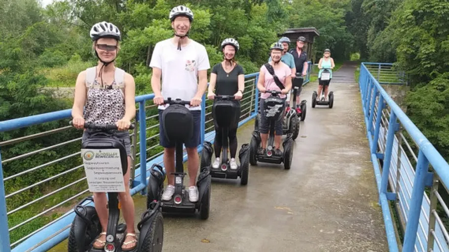 Gruppe fährt Segways auf einer Brücke.