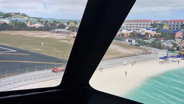 Cockpitsicht über Flughafen und Strand.
