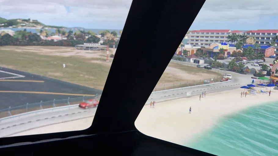 Cockpitsicht über Flughafen und Strand.
