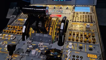 Flugzeug-Cockpit-Schubhebel und Steuerungen.
