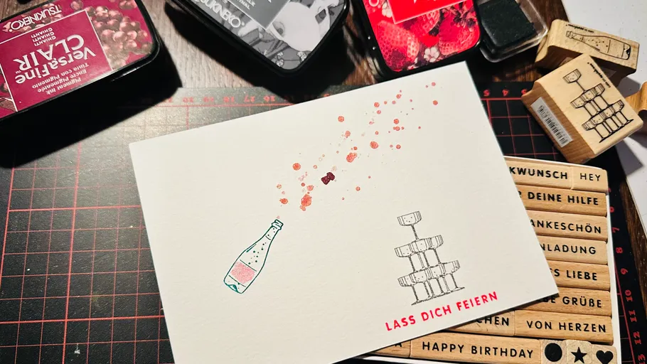 Karte mit Flasche und Gläserstapel Design.