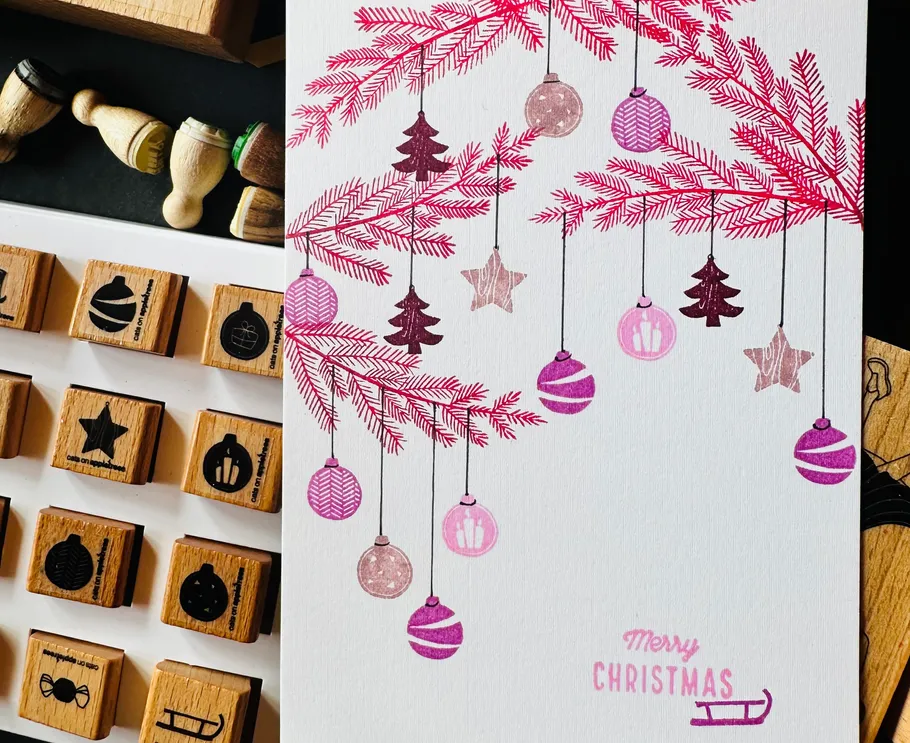Holzstempel und gestempelte Weihnachtskarte ausgestellt.