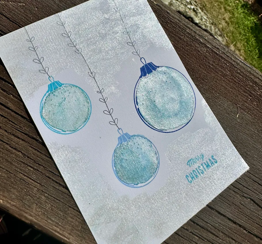 Drei blaue Kugeln auf glitzernder Karte mit Text.