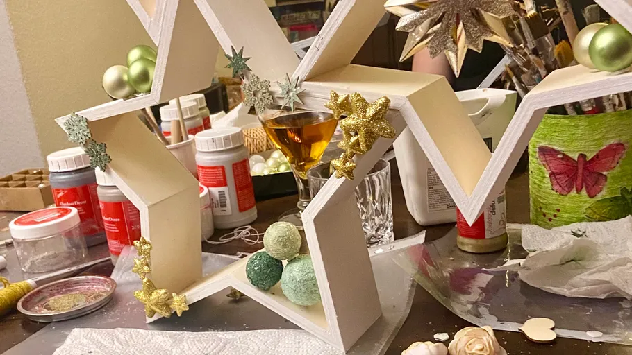 Holzsterne mit Kugeln auf einem Tisch dekoriert.