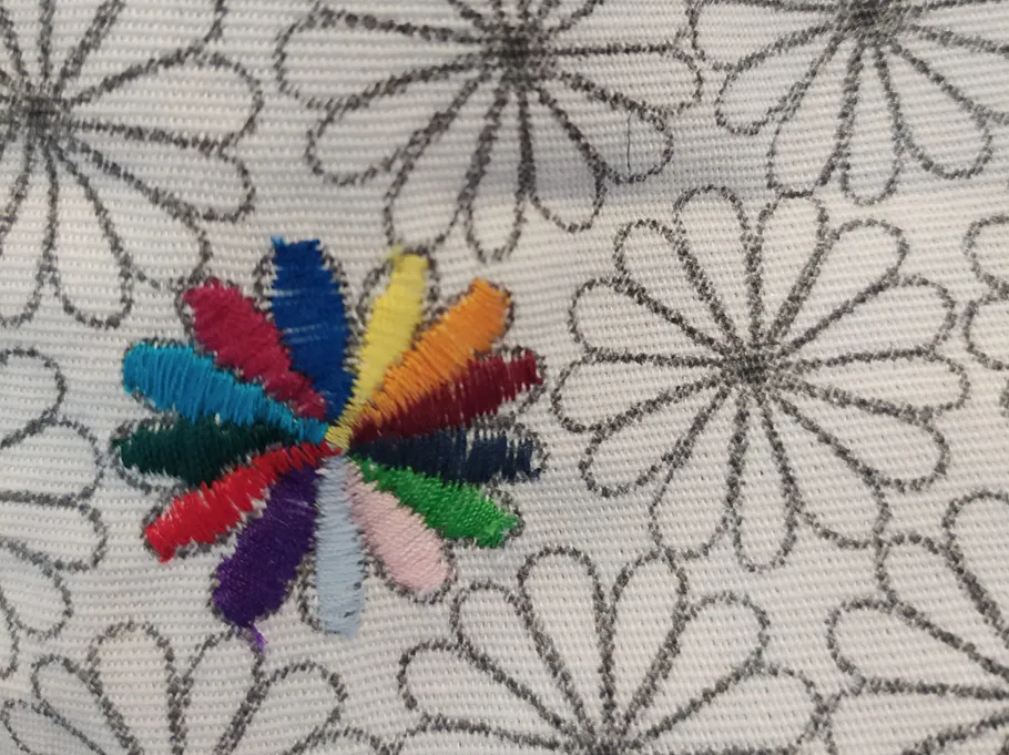 Bunte Stickerei auf gemustertem Stoff.