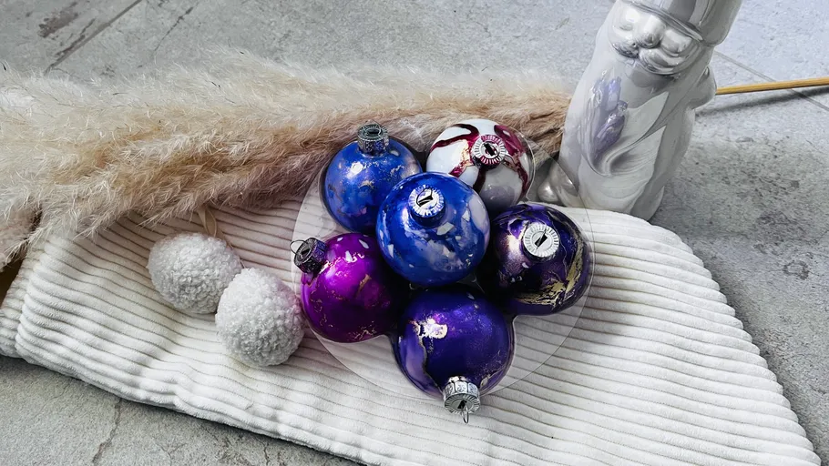 Bunte Ornamente auf weißer Fläche.