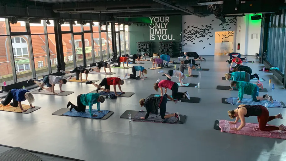 Menschen trainieren in einem Fitnesskurs, Innenstudio.