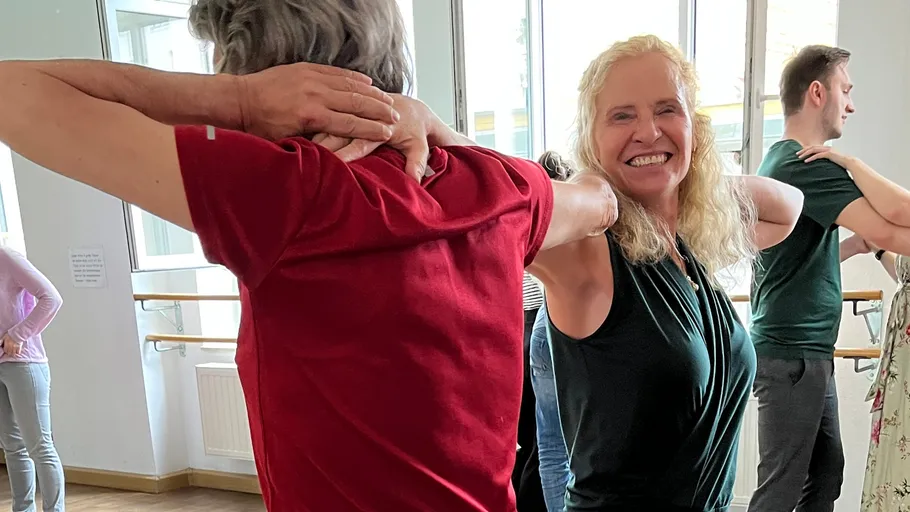 Zwei Personen tanzen im Studio.
