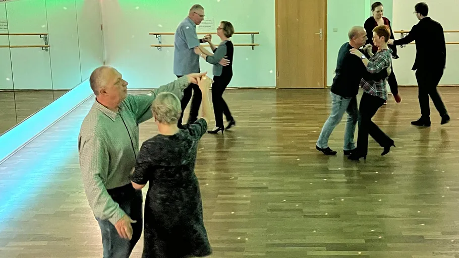 Couples dancing in a studio room.