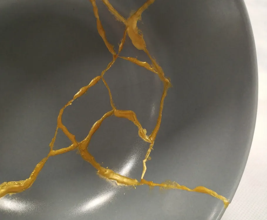 Teller mit goldenen Nähten repariert, Nahaufnahme.