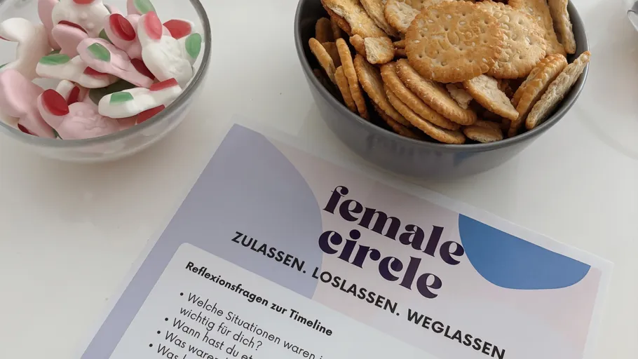 Kekse und Süßigkeiten neben Event-Flyer.