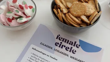 Kekse, Süßigkeiten, Papier mit Text auf Tisch.