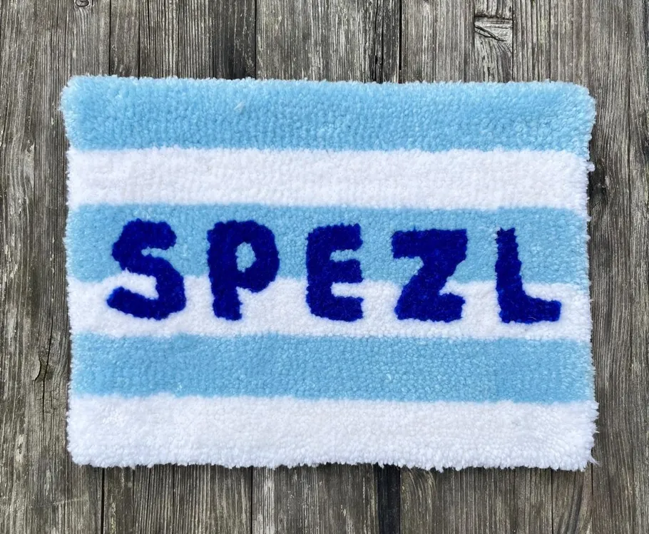 Teppich mit blauen und weißen Streifen, Holzhintergrund.