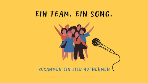 Gruppe zusammen mit Mikrofon, gelber Hintergrund.