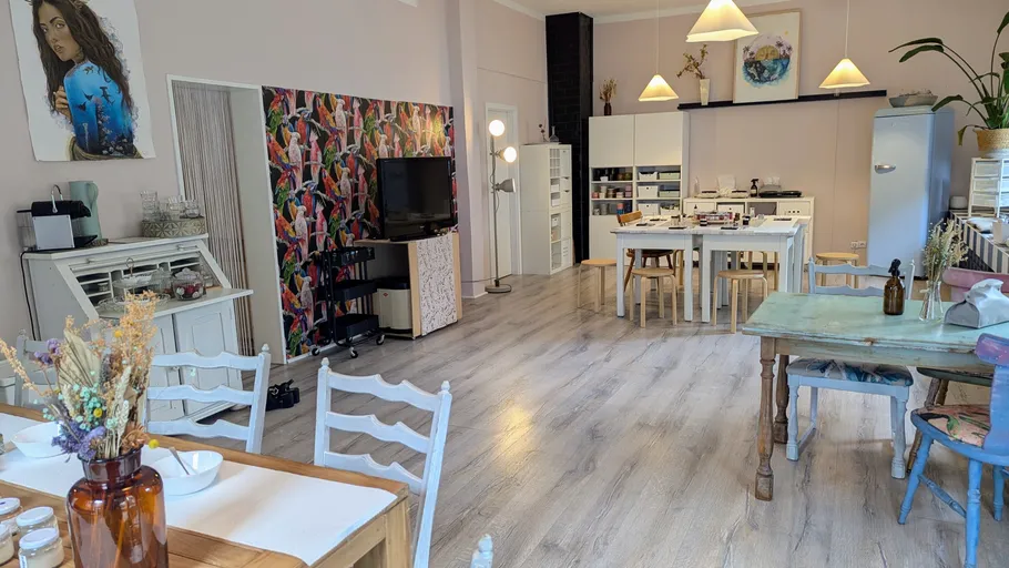 Helle, moderne Küche-Studio mit bunter Dekoration.