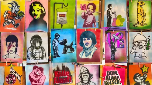 Bunte Schablonenposter an einer Wand ausgestellt.