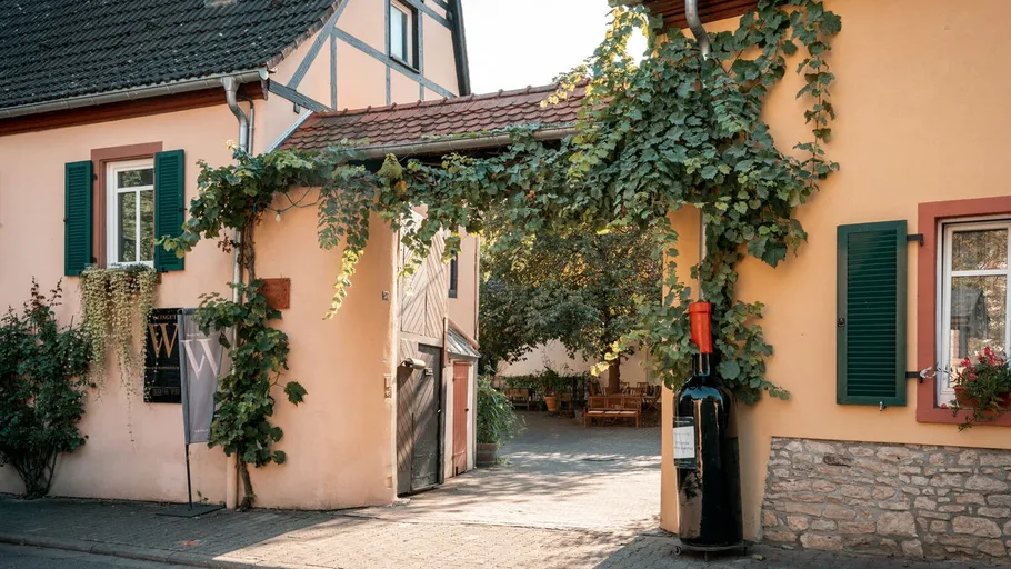 Weingut Innenhof mit großer Weinflaschen-Skulptur.
