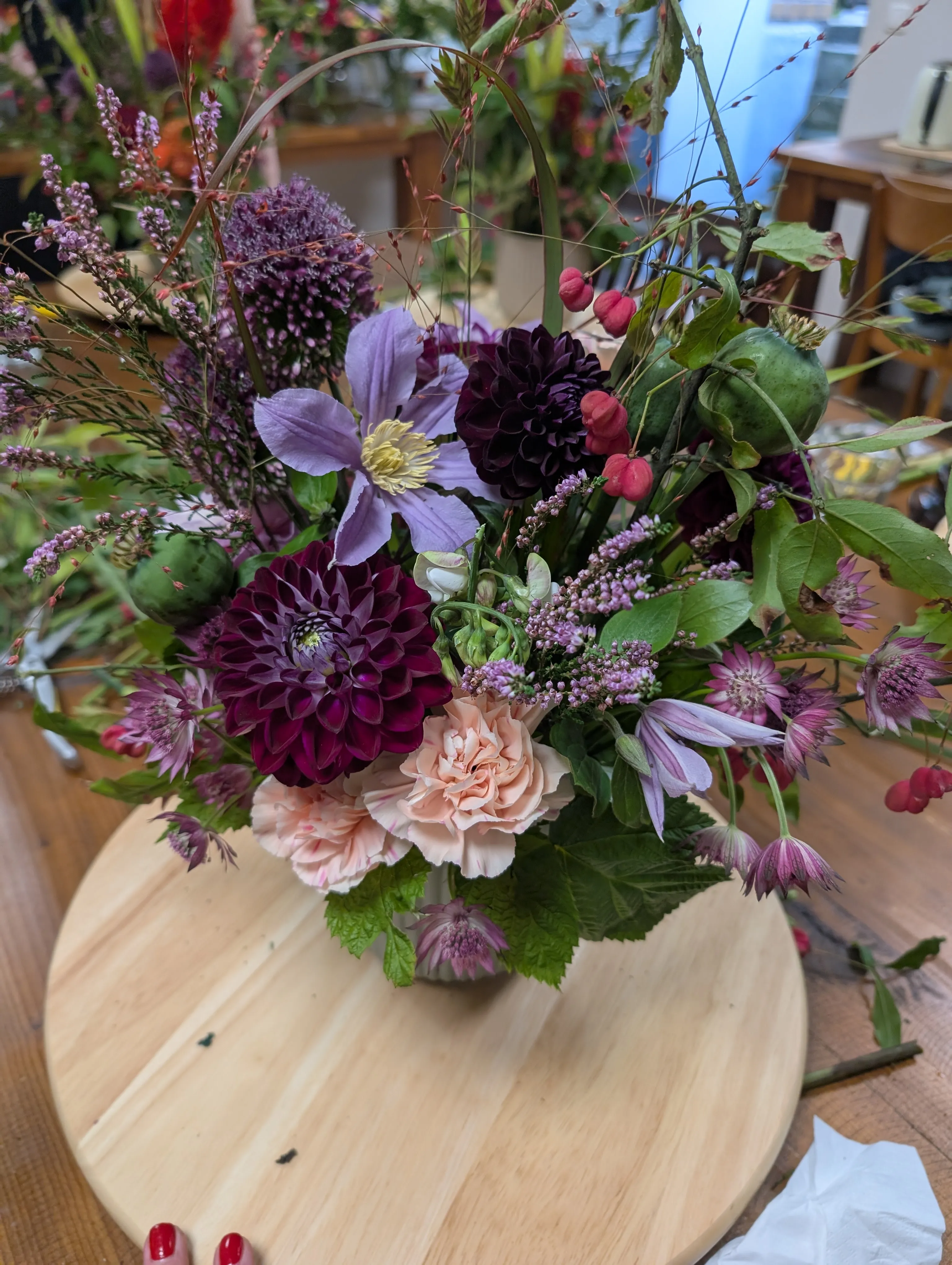 Bunter Blumenstrauß auf einem Holztisch.