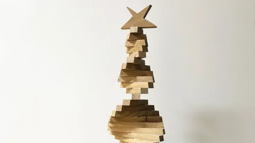Holzpyramide mit Stern auf neutralem Hintergrund.