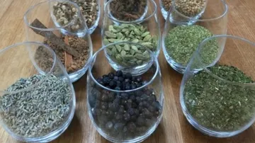 Verschiedene Gewürze in Gläsern auf einem Tisch.