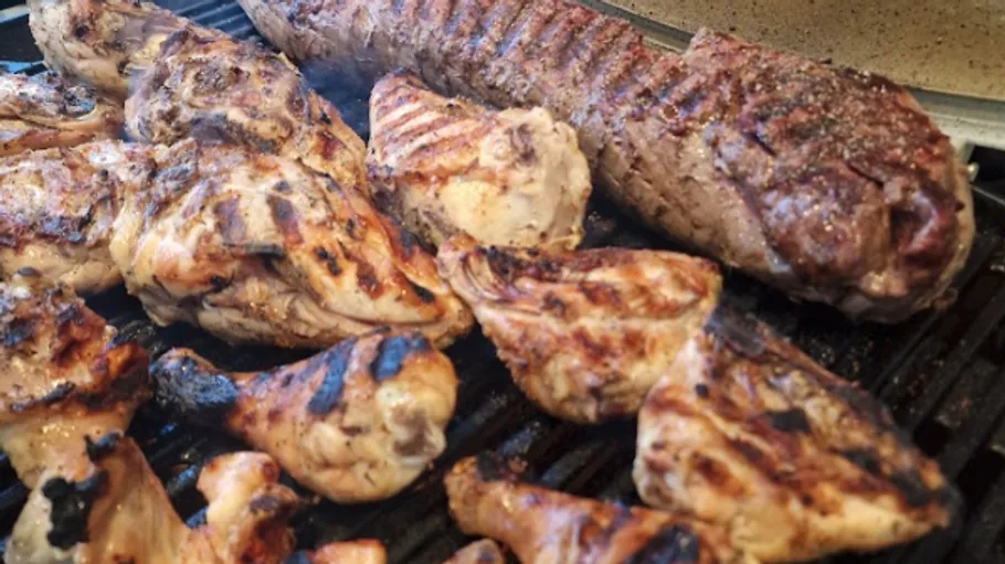 Gegrilltes Huhn und Rind auf Grill.