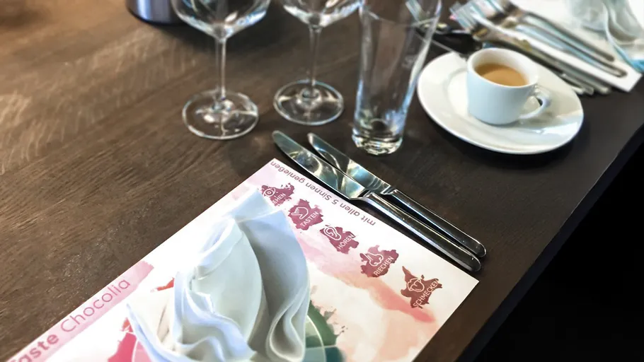 Tischgedeck mit Kaffee und Gläsern.