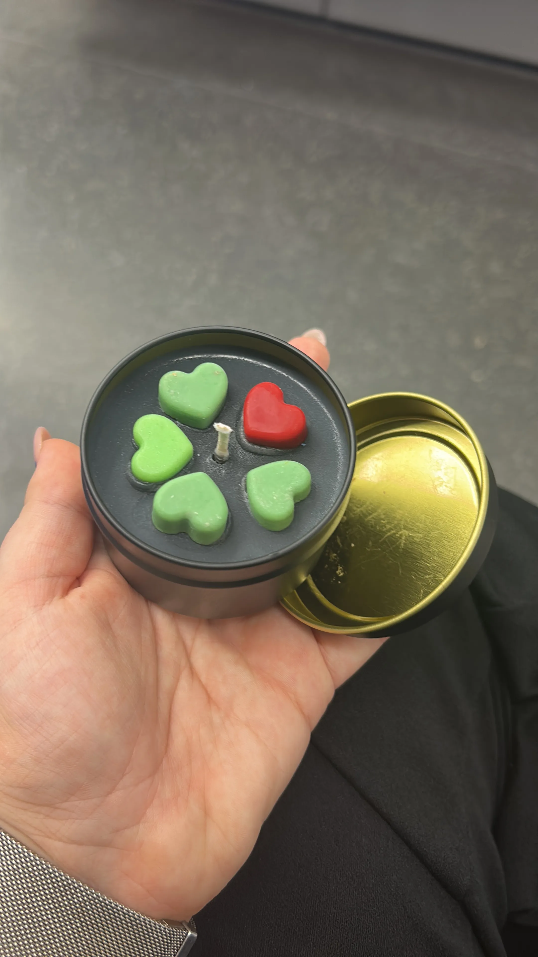 Herzförmige Kerzenteile in einer Dose.