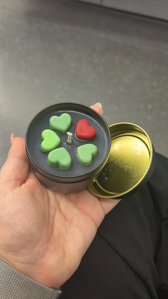 Herzförmige Kerzenteile in einer Dose.