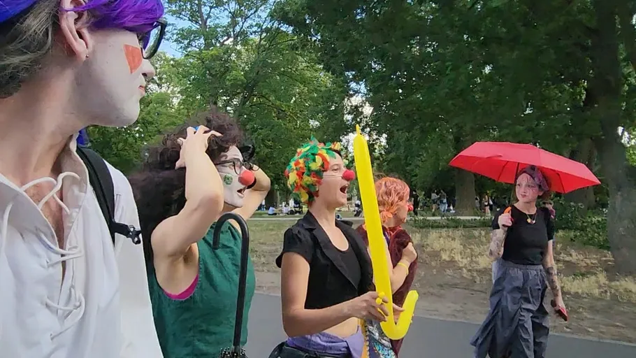 Bunte Gruppe spaziert in einem Park.