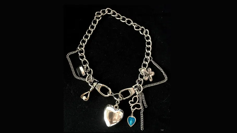Silbernes Kettenarmband mit Herzanhängern.